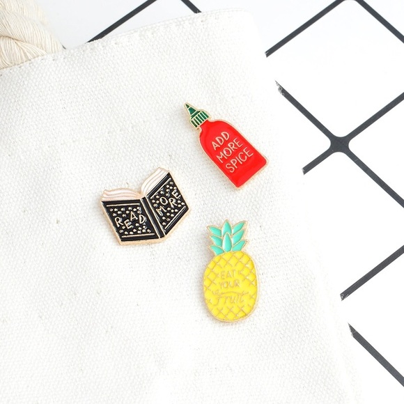 ‼️Must Bundle‼️Spicy Hot Sauce Enamel Pin  - Picture 4 of 6